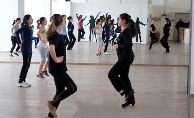 Неработещите зали за култура и изкуства загубата на десетки часове