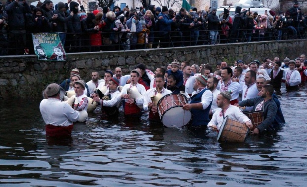Глоби ще бъдат наложени заради мъжкото хоро в Калофер Това