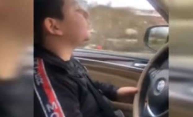 10 годишно момче шофира БМВ по улиците на Пещера и размахва