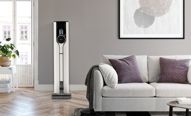 Удобната станция за зареждане и съхранение се грижи за прахта