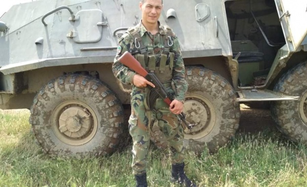 Военнослужещ от Сухопътните войски дари наградата си на болно дете