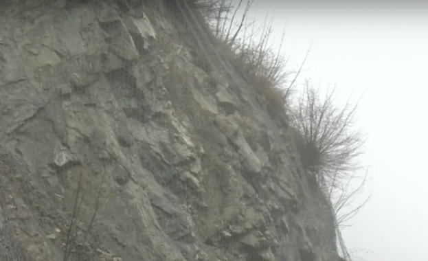 Валежите през последното денонощие активизираха свлачище по пътя за Рилския