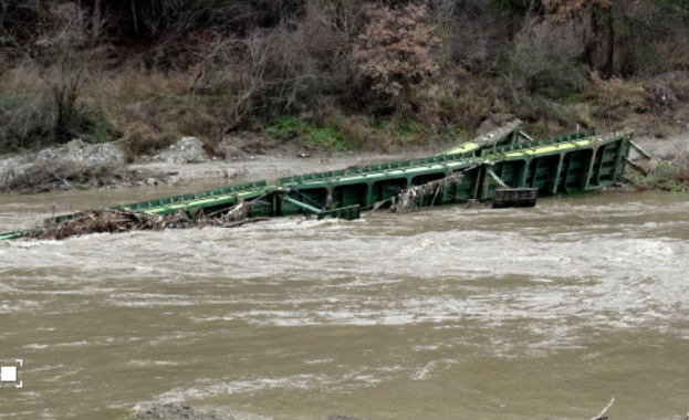 Снимката е илюстративна Придошлата река Върлещица отнесе временния мост в