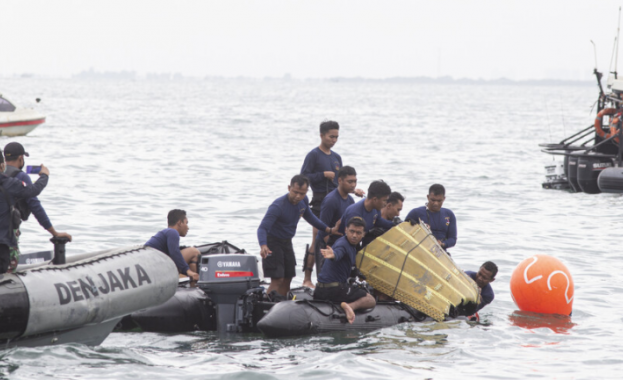 Индонезия засече сигнали които може да идват от черната кутия