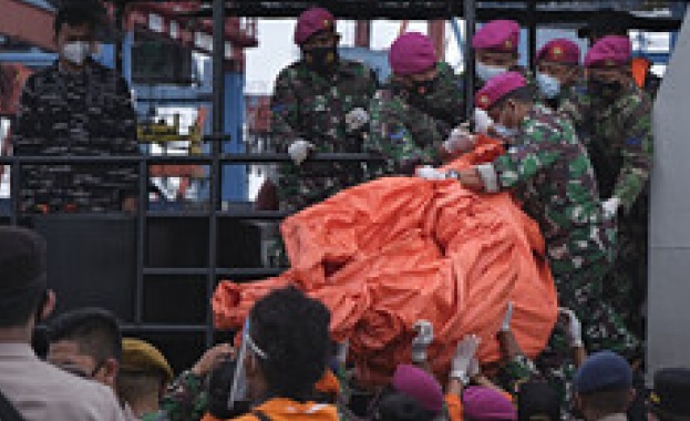 КРОСС Според спасителите останките от самолета се намират на дълбочина