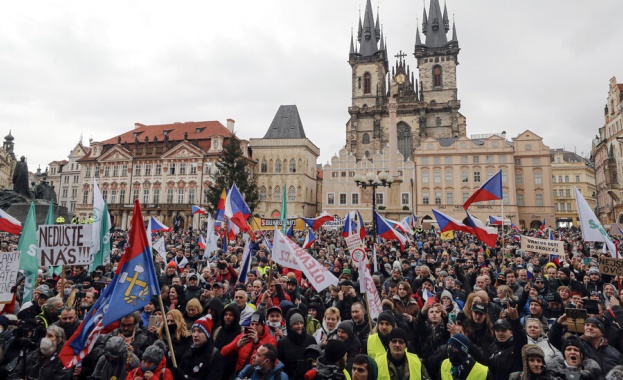 Около 10 000 души протестираха в Прага срещу правителството заради