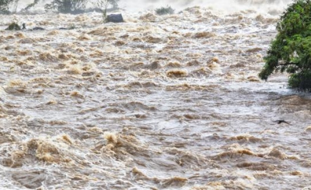 Високи нива на река Искър в района на град Нови