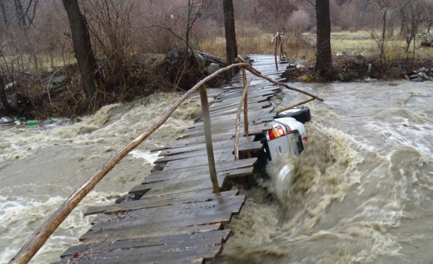 Водите на река Градевска отнесоха джип край Симитли Шофьорът на