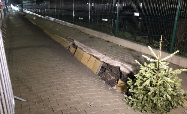 Пропадна тротоарът на улица „Георги Софийски, в участъка между „Александровска