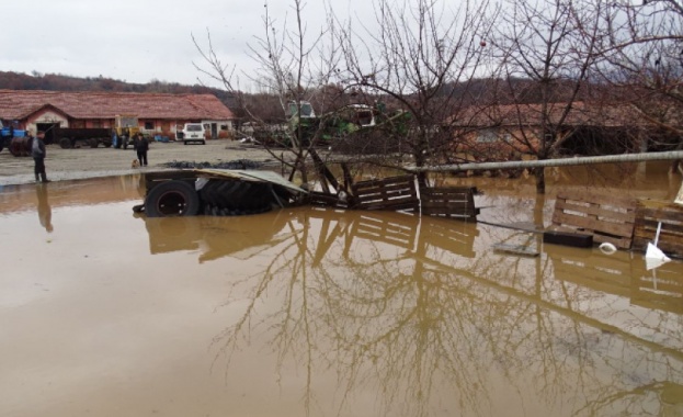 Временно е ограничено движението по пътя Катунци - Копривлен, в