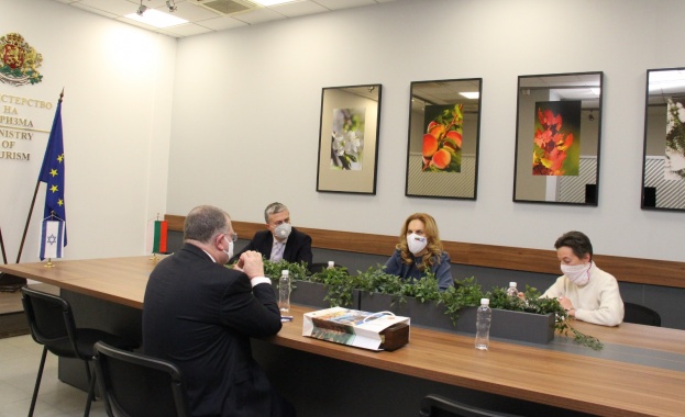 Вицепремиерът и министър на туризма Марияна Николова проведе работна среща