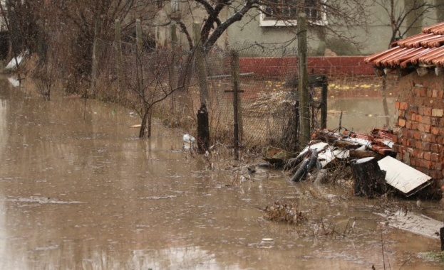 Все още има над 10 общини без електричество след поройните