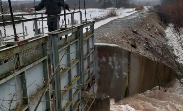 Обитателите на 20 къщи във вилна зона Черниците край Бургас