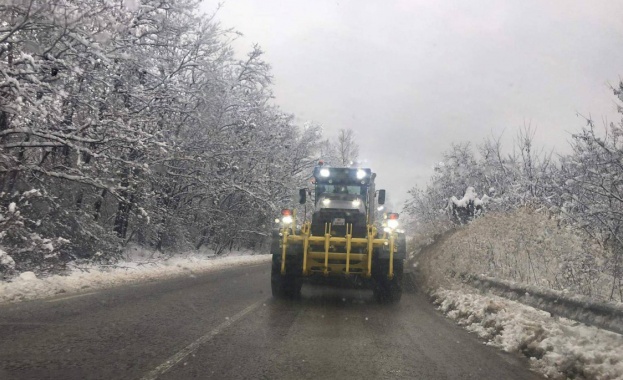 Сняг, усложнена обстановка и затворени пътища в страната