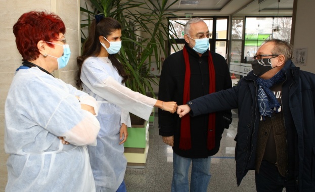 Представители на Народния театър Иван Вазов начело с техния директор