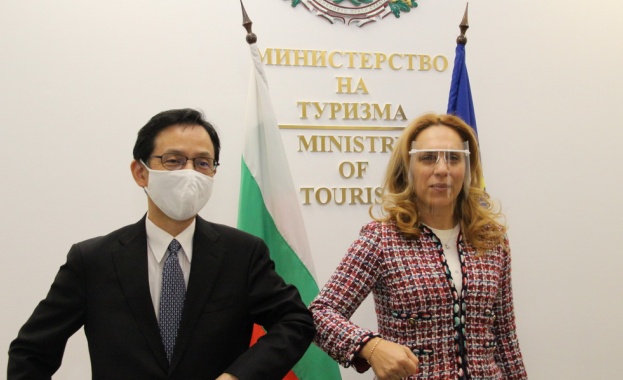 Вицепремиерът и министър на туризма Марияна Николова разговаря с Н