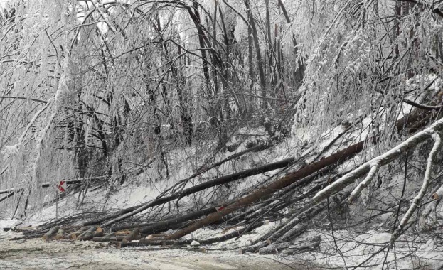 Ограничено е движението през проход Петрохан за всички МПС поради