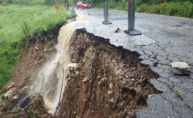 Пропадна част от пътя между Сатовча и Доспат Проливните дъждове
