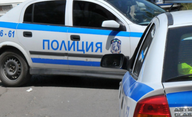 Екшън в Мездра: 70 души щурмуваха къщата, в която почина дете Екшън в Мездра: 70 души щурмуваха къщата, в която почина дете