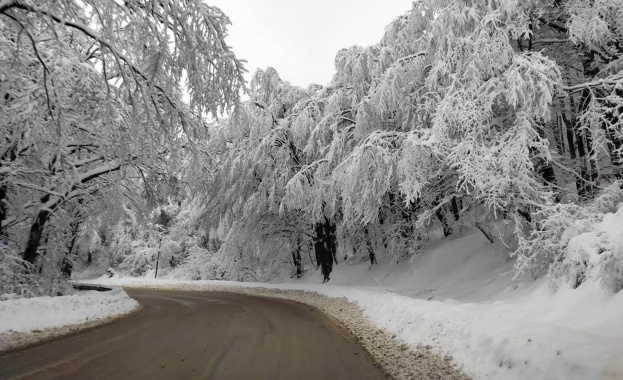 Парадокс в Анталия: Сняг натрупа на места, а по крайбрежието е 30 градуса 