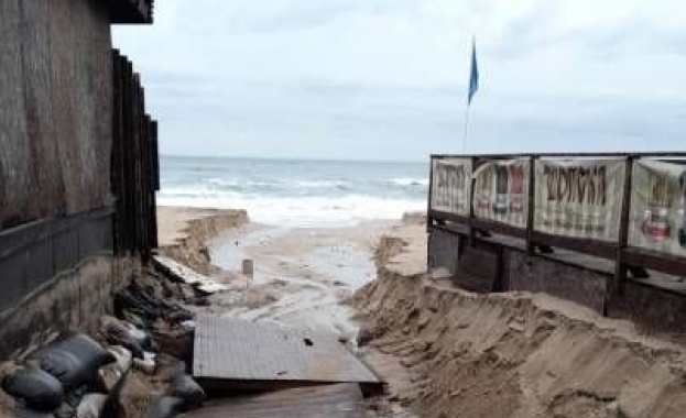  Проливните дъждове и бурни вълни отнесоха плажовете на Созопол