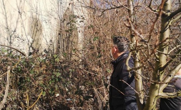 Подпорна стена застрашава основите на жилищен блок в Кърджали