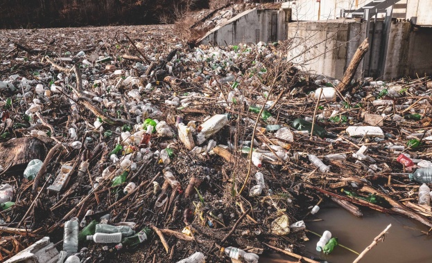 Повече от 10 декара отпадъци бяха довлечени след обилните дъждове