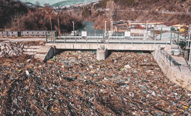 Повече от половината боклук край ВЕЦ-Своге е изчистен 
