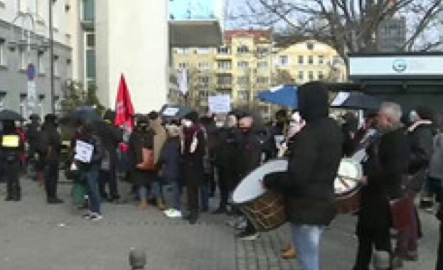 Протест в този час в София и във Варна Хората