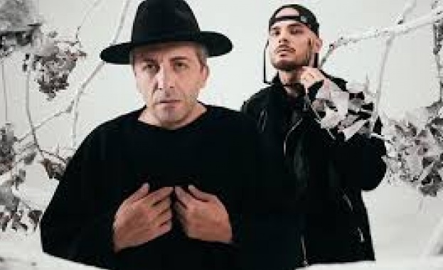 В живота той носи по скоро розови очила но за един