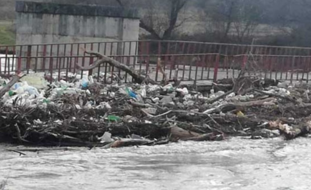 Проливните дъждове в Кюстендилско са образували подвижно сметище по река