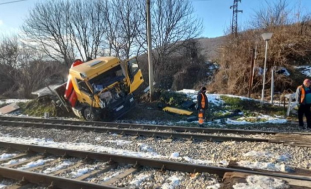 Влак отнесе камион край Мездра при тежък инцидент при който