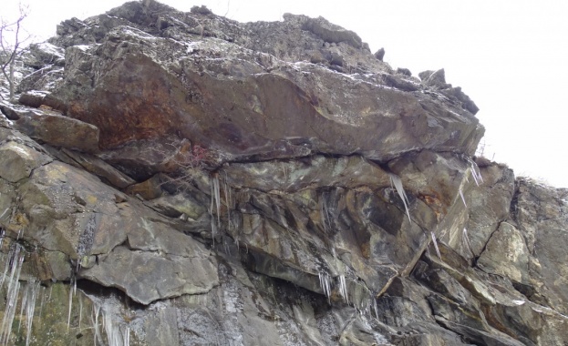 10-тонни скали висят страховито над път към села край Симитли