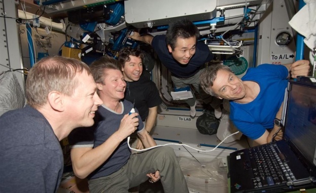 Американски астронавти споделиха храната си своите руски колеги на борда