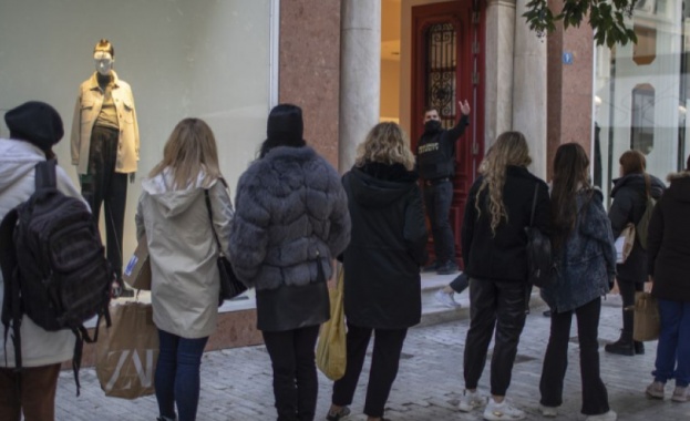 При ниски температури и сняг гърците чакат на опашки пред