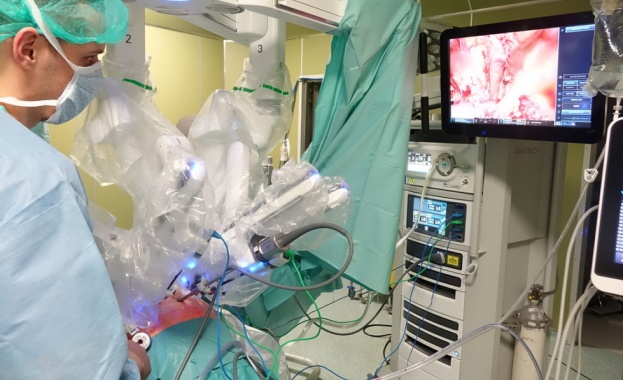 Хирурзи от четири специалности оперират с най-новото поколение на робота Да Винчи 
