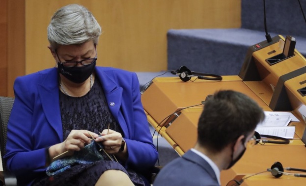  Еврокомисар извади плетката по време на дебат в ЕП 