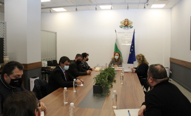 Вицепремиерът и министър на туризма Марияна Николова проведе работна среща