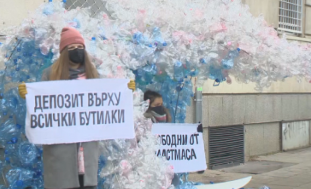 Протестна инсталация от 2000 пластмасови бутилки пред МОСВ 