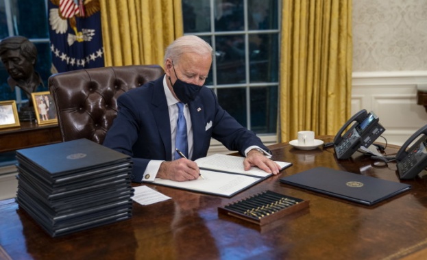 Джо Байдън подписа 15 указа в първите си часове като президент 