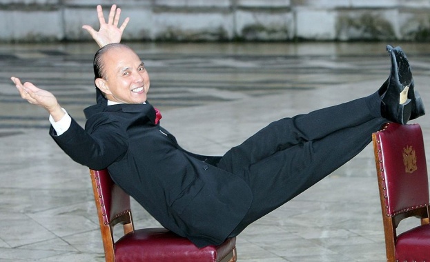 Дизайнерът на обувки проф Джими Чу създава модна академия в