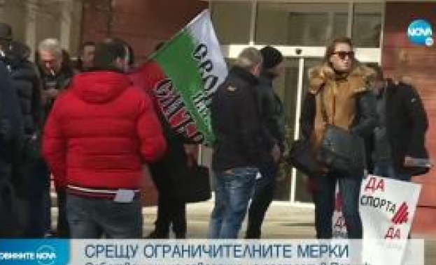 Собственици на заведения и фитнес зали излязоха на протест срещу