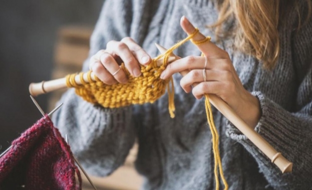 Доброволци от Габрово за трета поредна година изплетоха топли дрехи