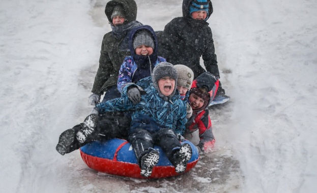 Част от ежедневната програма в сибирска детска градина е поливането