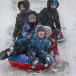 Детска градина в Сибир калява децата с леден душ на открито