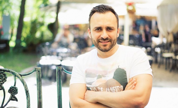 Мария Андонова и Стефан А Щерев от 100 будни разглеждат