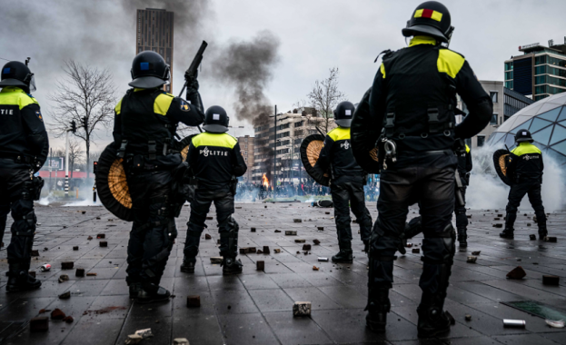 Над 70 задържани при нов протест срещу ковид мерките в Нидерландия 