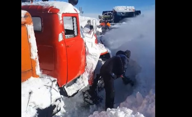 Тежка техника разчиства над 2-метровия сняг от пътя за Белмекен