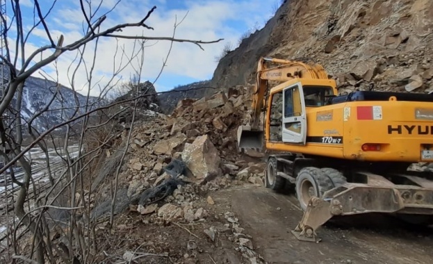 Започна обследване и обрушване на срутището на път II 16 Своге