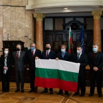 Полярниците ни се отправят към ледения континент с българския национален флаг